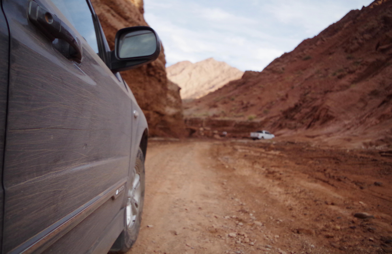 Illustration for article titled It Was Dumb To Drive Into A Desert Race With Crappy Rentals, I Now Know